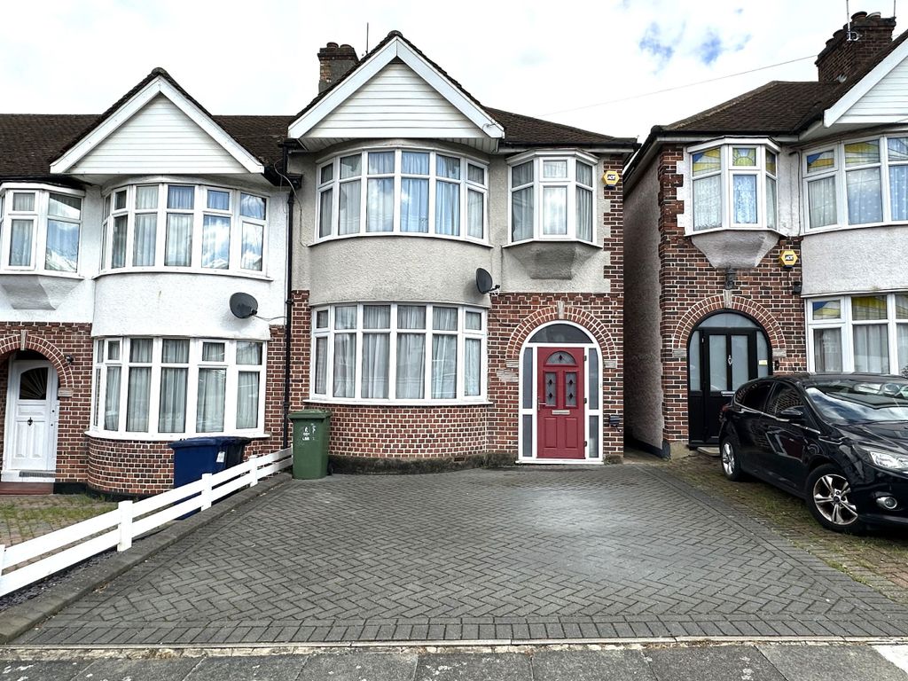 3 bed terraced house to rent in Church Hill Road, East