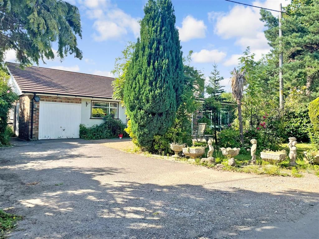 4 bed detached bungalow for sale in Lone Oak Estate, Smallfield, Horley