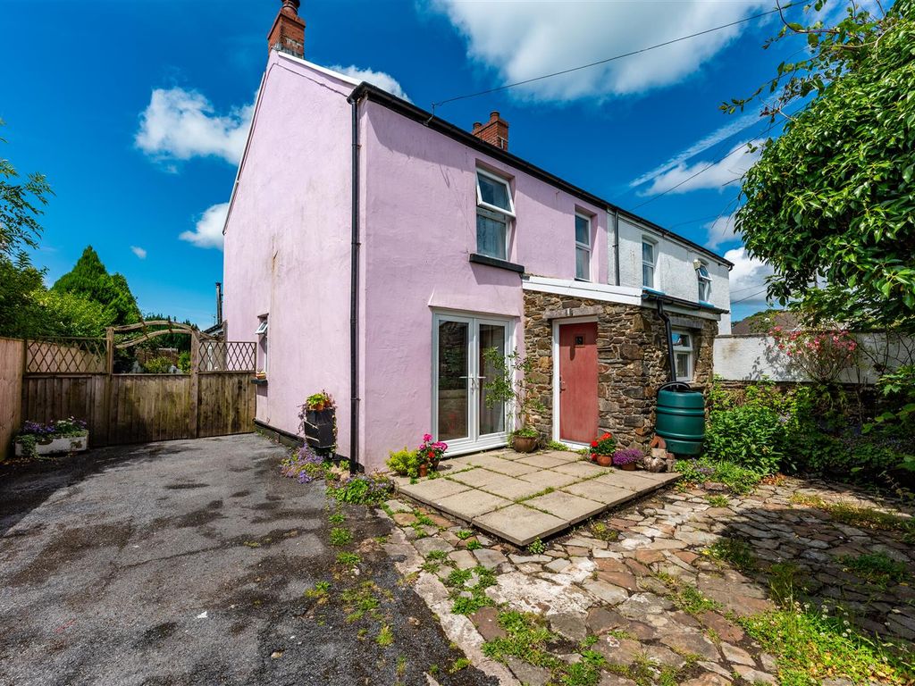 4 bed semidetached house for sale in Cilonnen Road, Three Crosses
