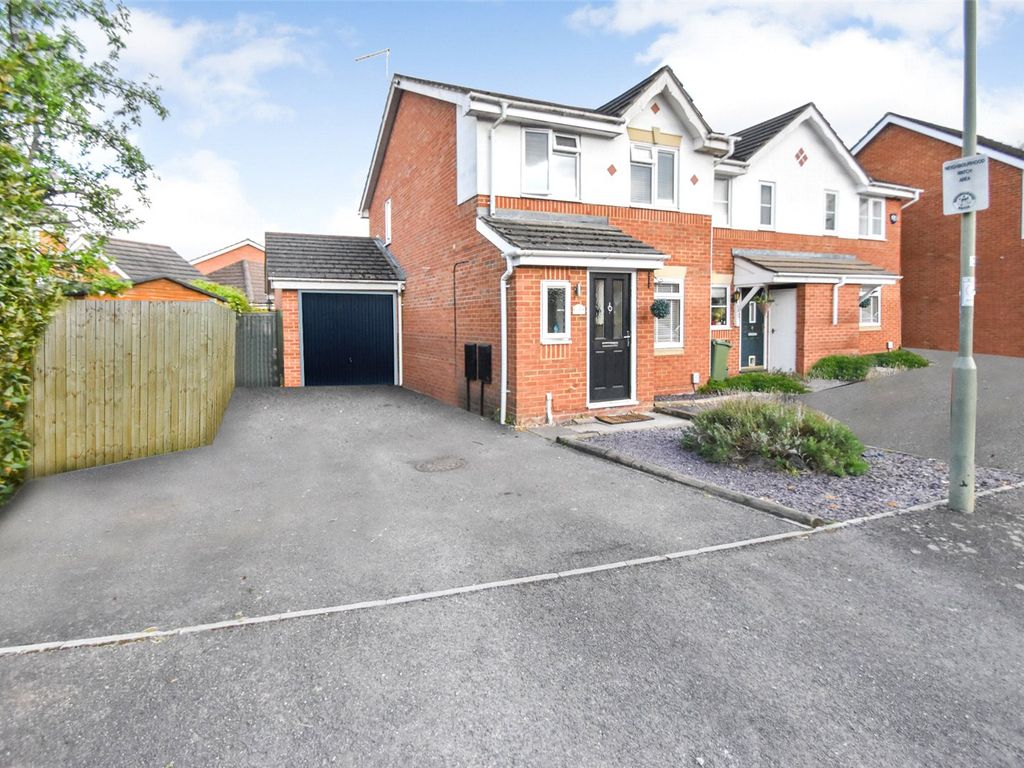 3 bed end terrace house for sale in Derry Close, Ash Vale, Guildford