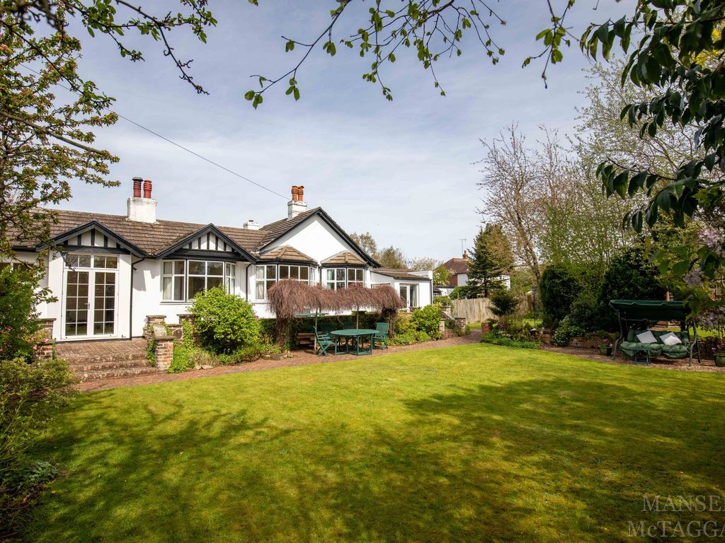 4 bed detached bungalow for sale in Moat Road, East Grinstead RH19, £875,000 Zoopla