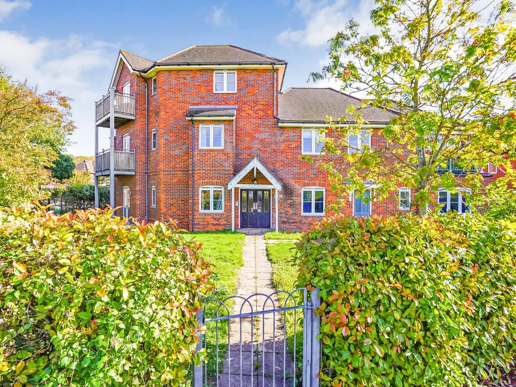 2 bed flat to rent in Cressex Road, High HP12, £1,350 pcm Zoopla