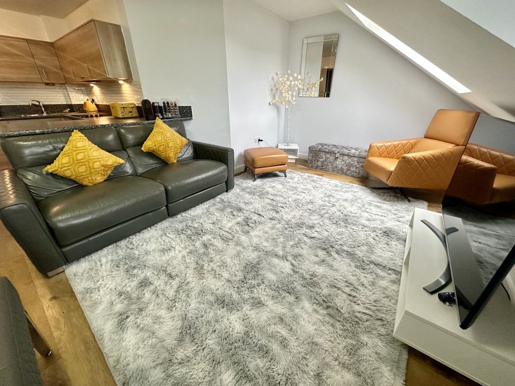 2 bed flat to rent in Burlington House, 2 Park Lodge Avenue, West