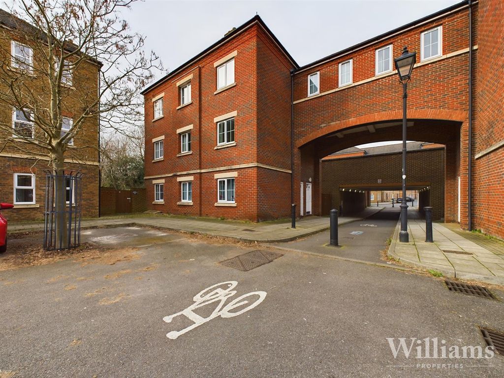 2 bed flat for sale in Knightsbridge Place, Fairford Leys, Aylesbury