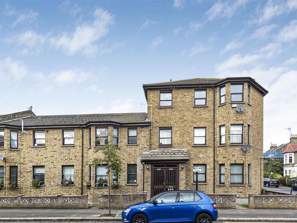 2 bed flat to rent in Brodie Court, Newport Road, Leyton London E10, £