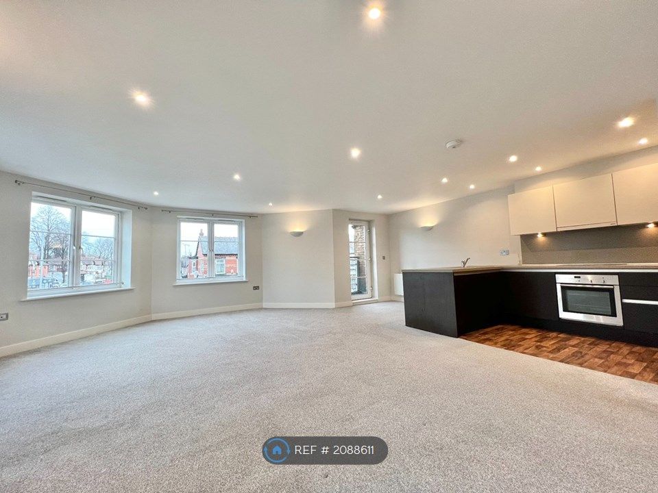 2 bed flat to rent in Street, Prestwich, Manchester M25, £1,100
