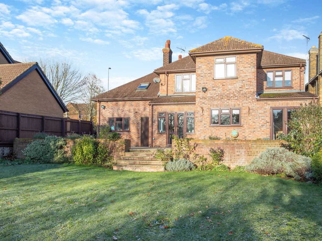 4 bed detached house for sale in Broadway, Yaxley, Peterborough PE7, £