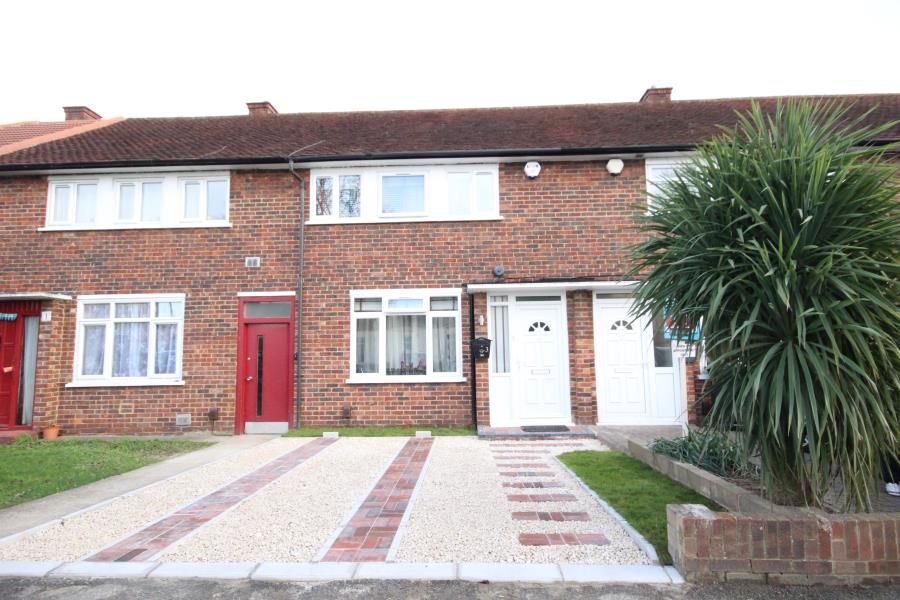 3 bed property to rent in Wilford Road, Langley, Slough SL3, £1,850 pcm