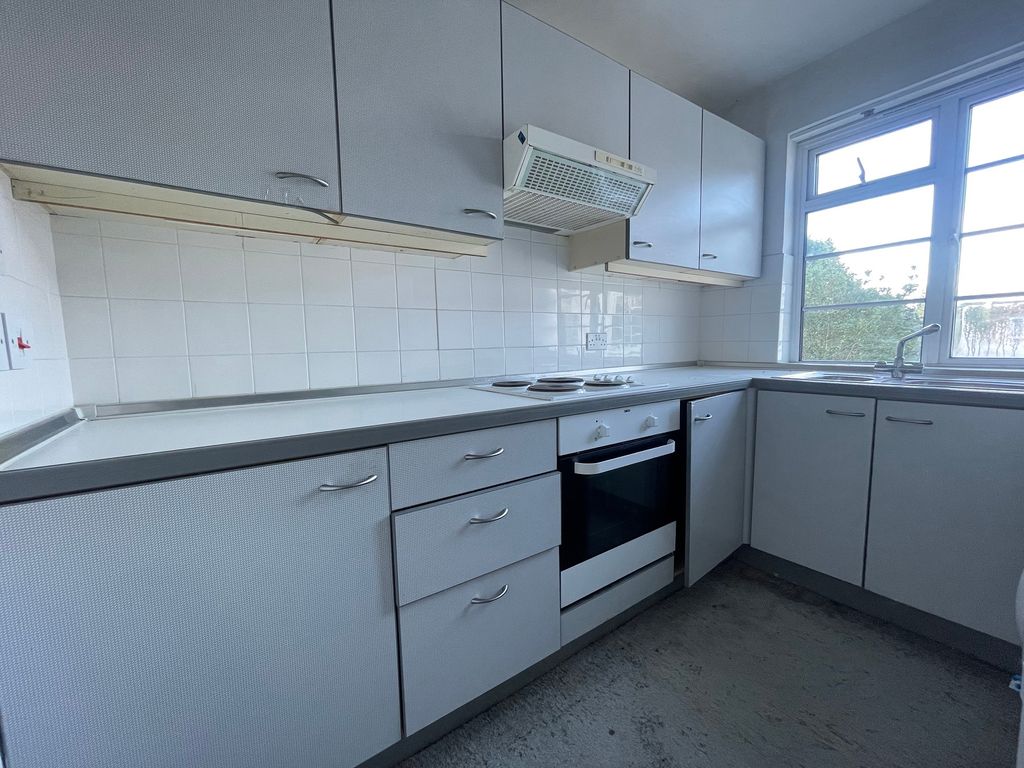 2 bed flat for sale in Cecil Close, Mount Avenue, Ealing, London W5