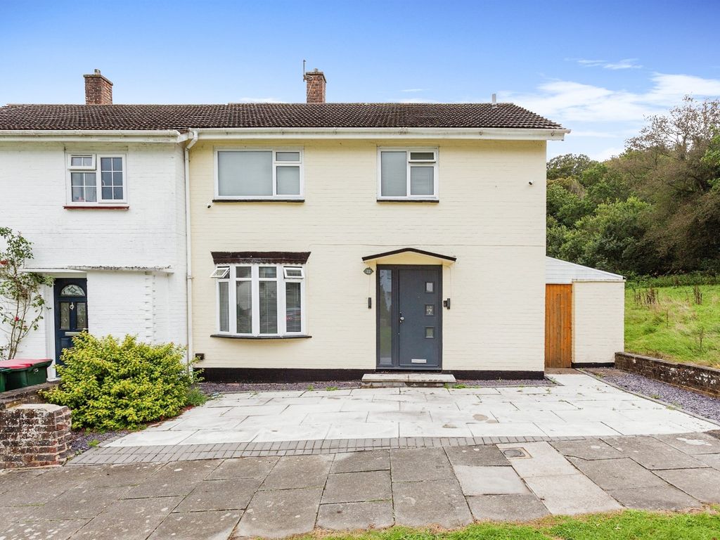4 bed end terrace house for sale in Gloucester Road, Crawley RH10, £