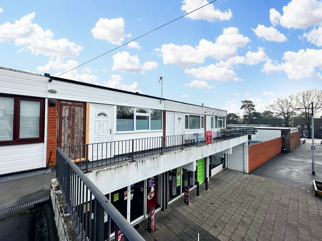 2 bed flat to rent in Dean Parade, Berkshire Road, Camberley GU15, £850