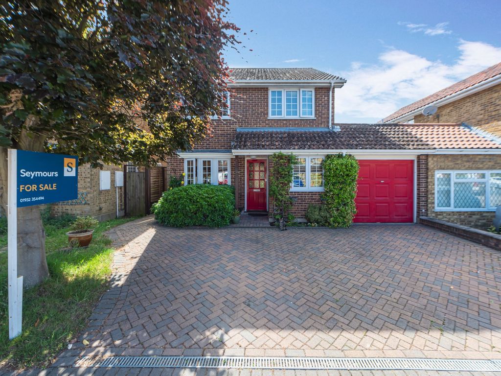 3 bed linkdetached house for sale in Sanway Close, Byfleet, West