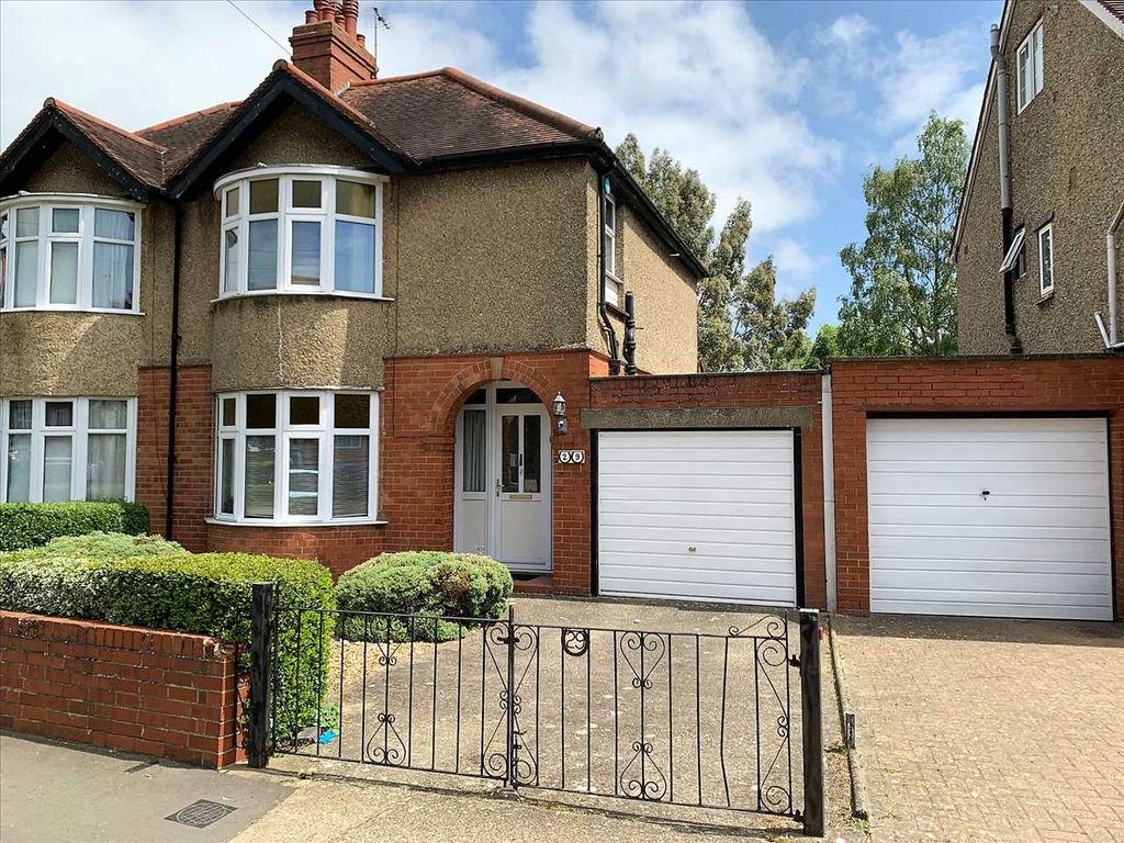 3 bed semidetached house for sale in Stacey Avenue, Wolverton, Milton