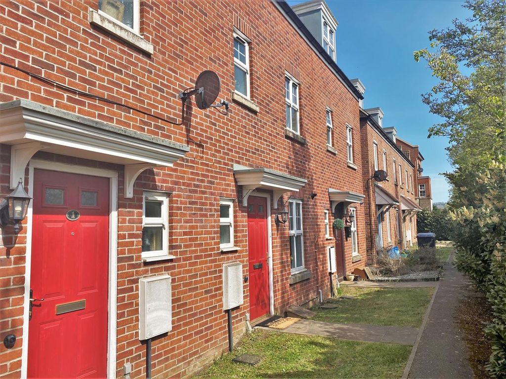 4 bed terraced house to rent in Kingsway, Quedgeley, Gloucester GL2