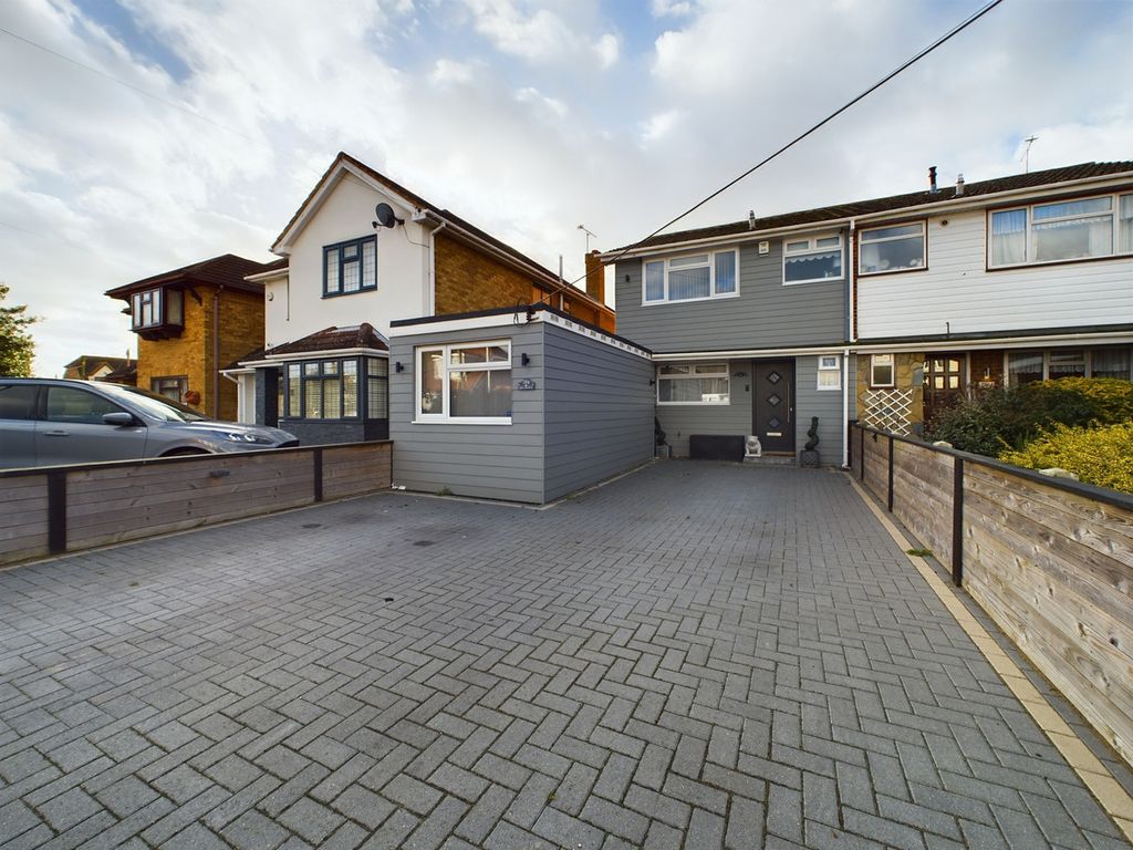 4 bed semidetached house for sale in May Avenue, Canvey Island SS8, £