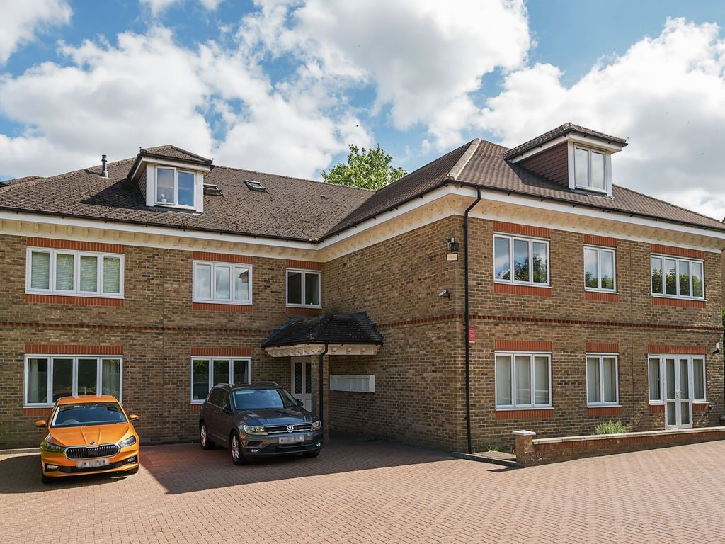 2 bed flat for sale in Money Hill Road, Rickmansworth WD3, £515,000