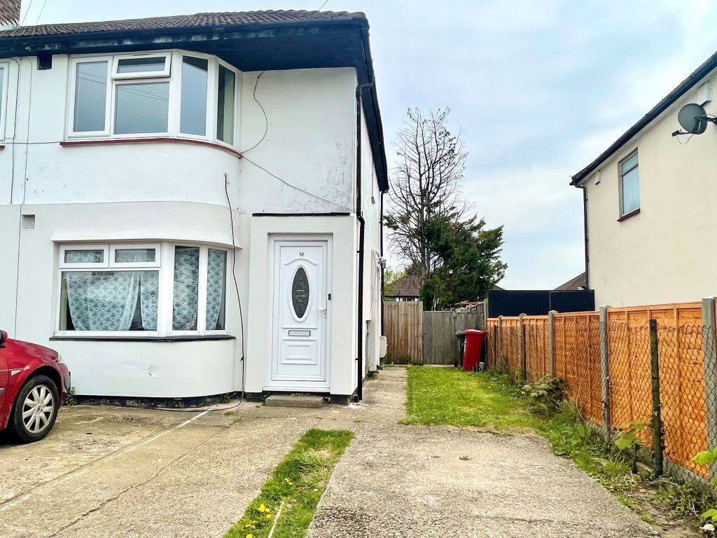 2 bed to rent in Cornwall Avenue, Farnham Royal, Slough SL2
