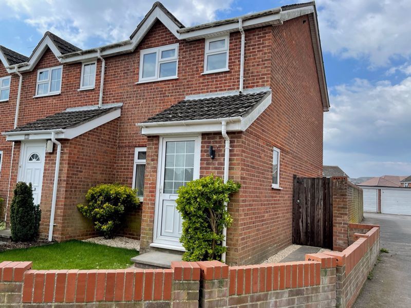 2 bed end terrace house to rent in Caernarvon Road, Chichester PO19