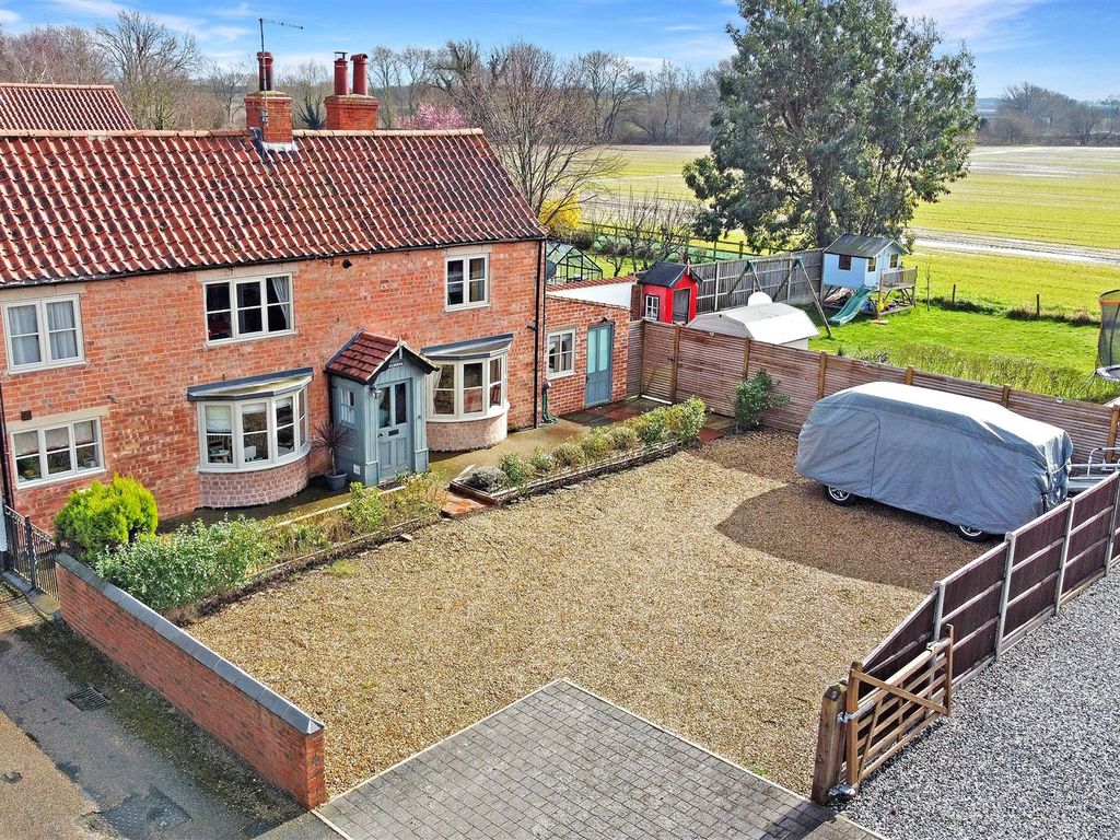 3 bed link detached house for sale in Alberta, Dykes End, Collingham