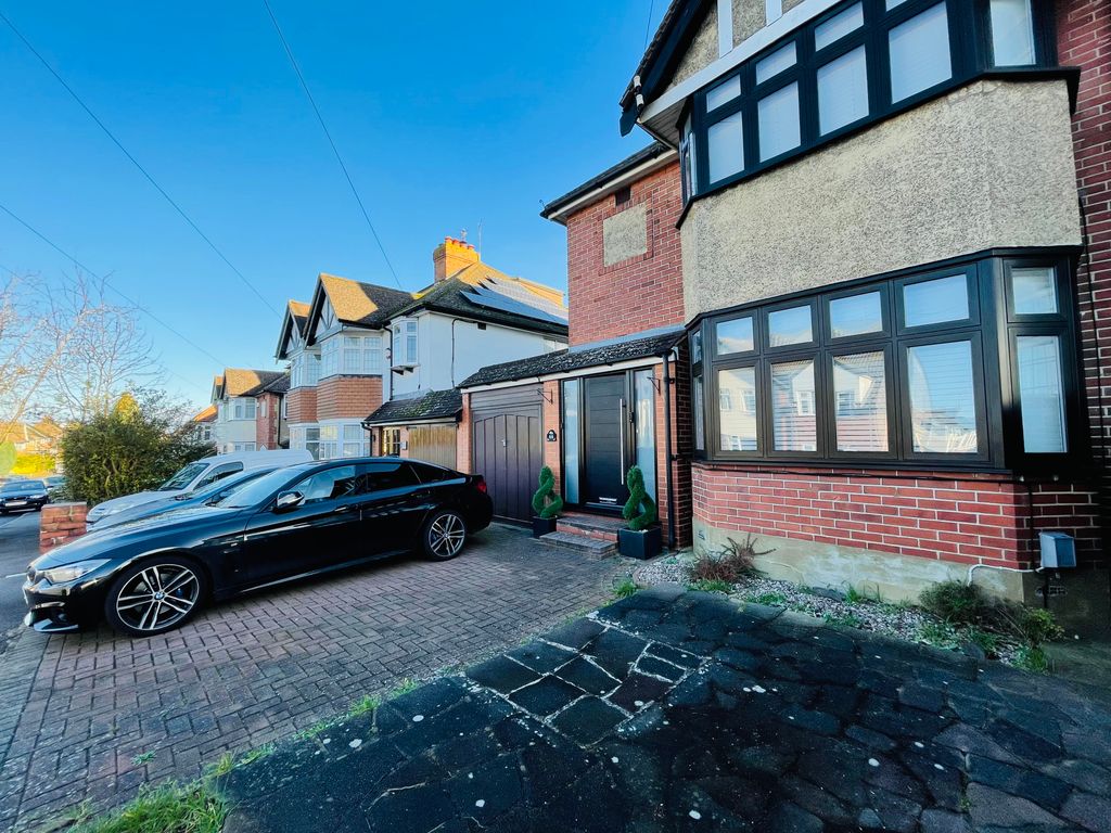 3 bed semidetached house to rent in Marston Gardens, Luton LU2, £2,000