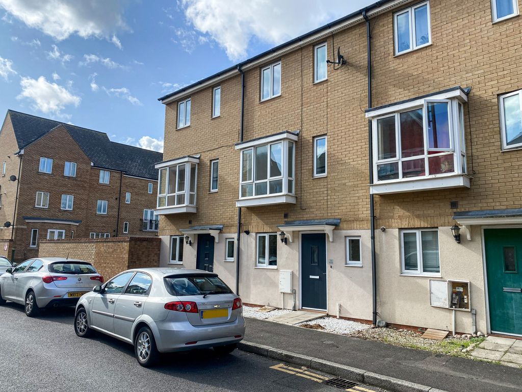 3 bed town house to rent in Harn Road, Hampton Centre, Peterborough PE7