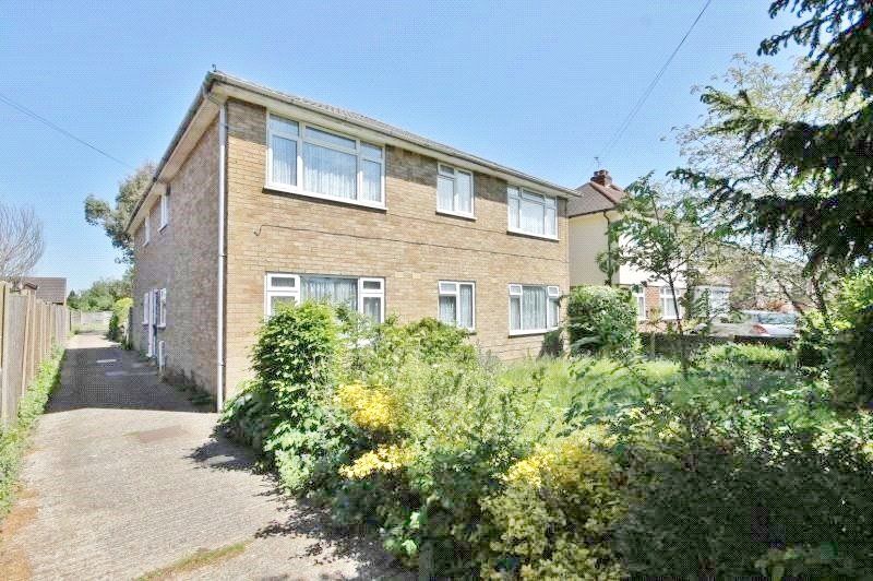 2 bed for sale in Junction Road, Ashford, Surrey TW15, £