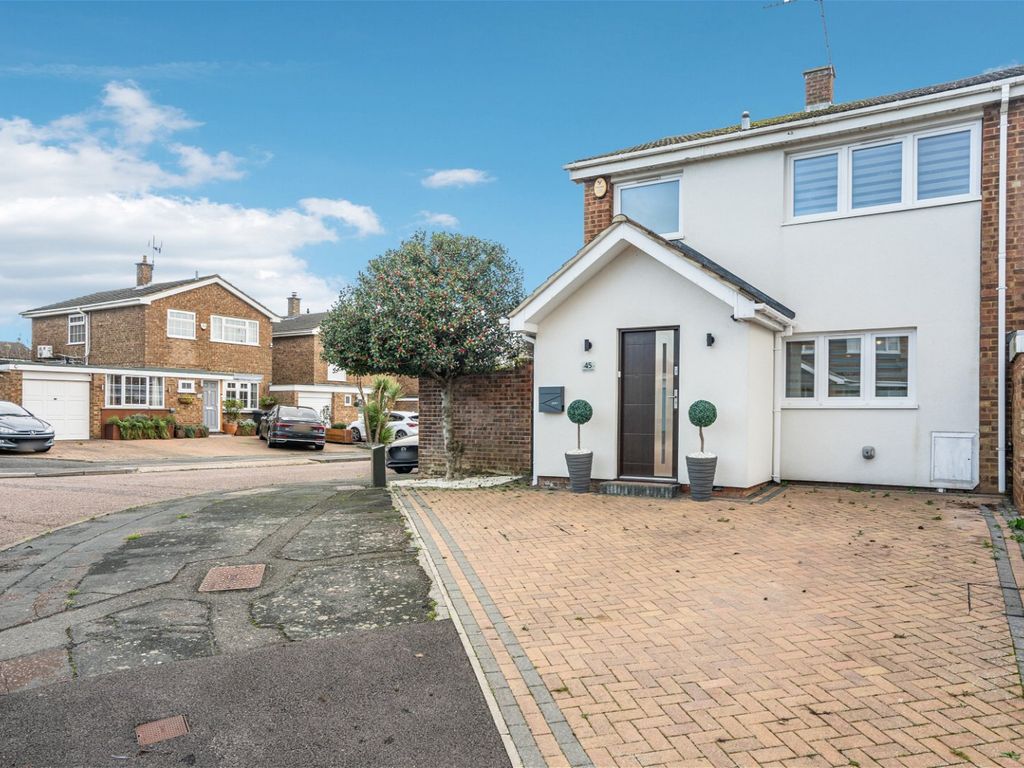 3 bed detached house for sale in Redgrave Gardens, Luton LU3, £400,000