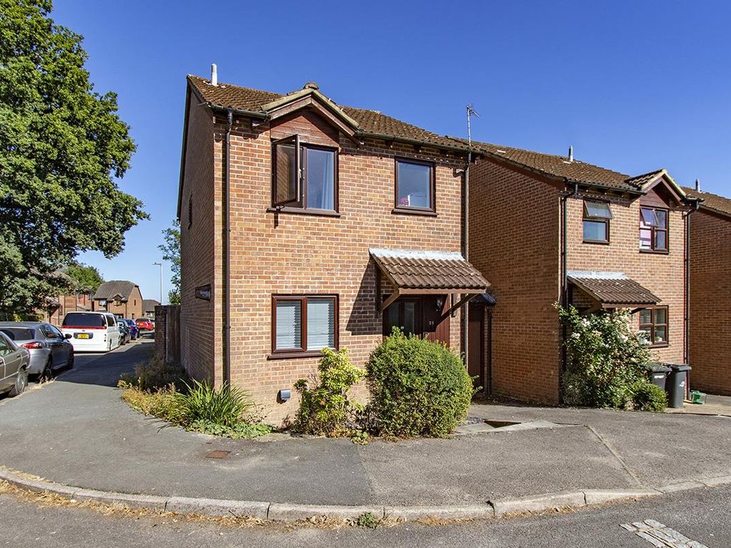 3 bed linkdetached house for sale in Oliver Close, Crowborough TN6