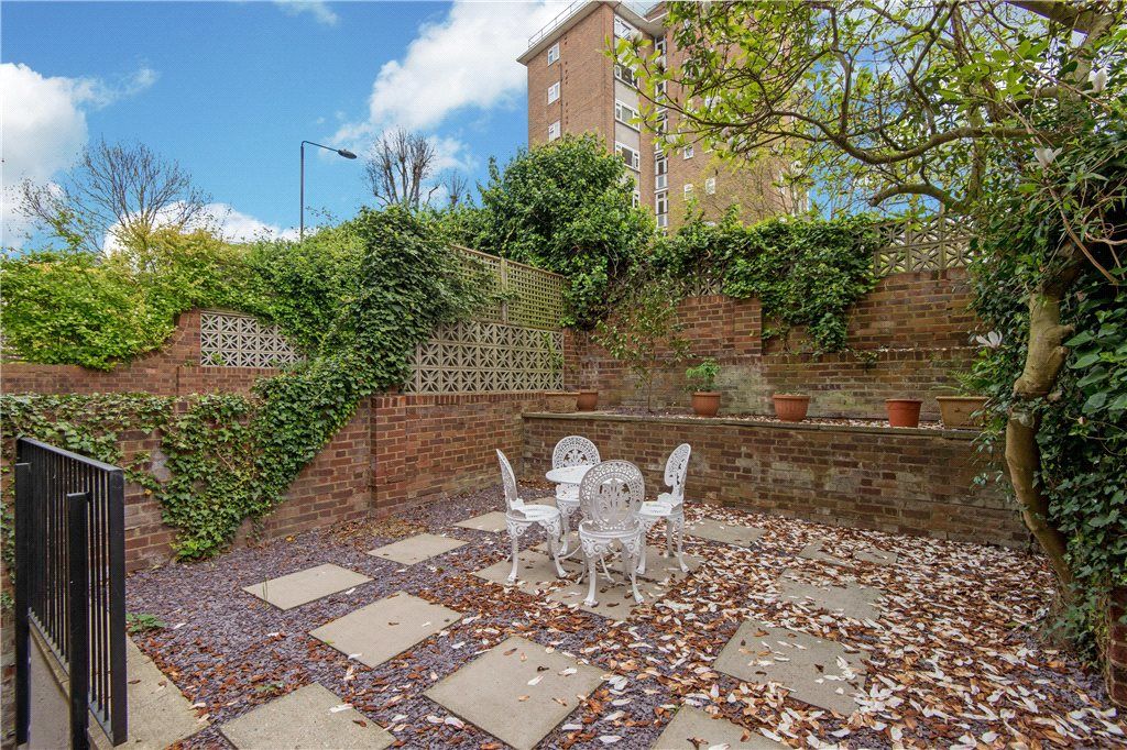 5 bed detached house to rent in Naseby Close, South Hampstead, London