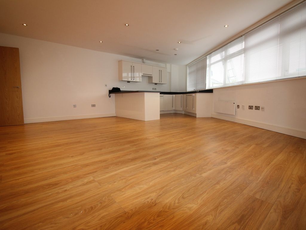 1 bed flat to rent in Oak Road, Leatherhead KT22, £1,600 pcm Zoopla