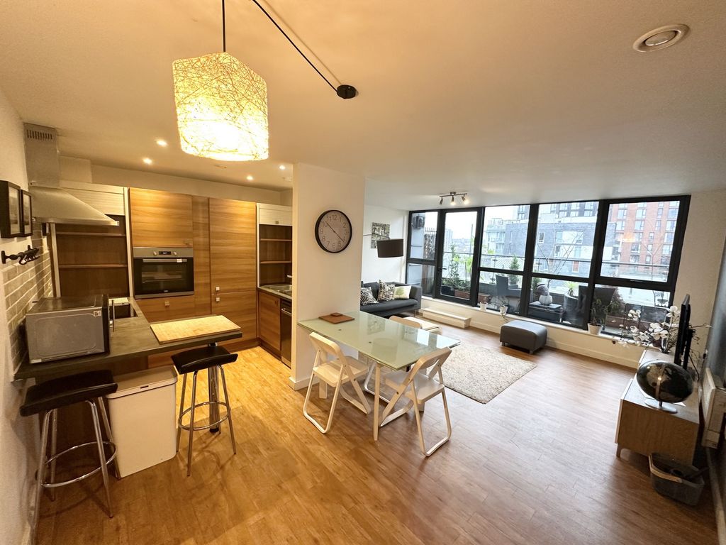 2 bed flat to rent in Bury Street, Salford M3, £1,350 pcm Zoopla