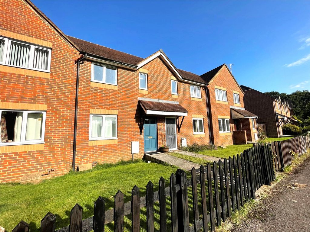 2 bed terraced house to rent in Almsgate, Compton, Guildford, Surrey
