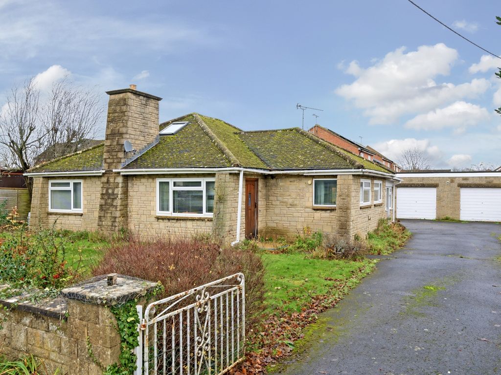3 bed detached bungalow for sale in Black Bourton Road, Carterton