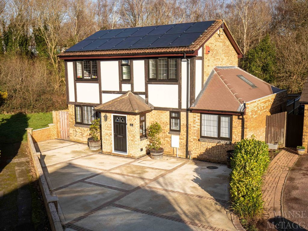 5 bed detached house for sale in Knighton Close, Crawley RH10, £750,000