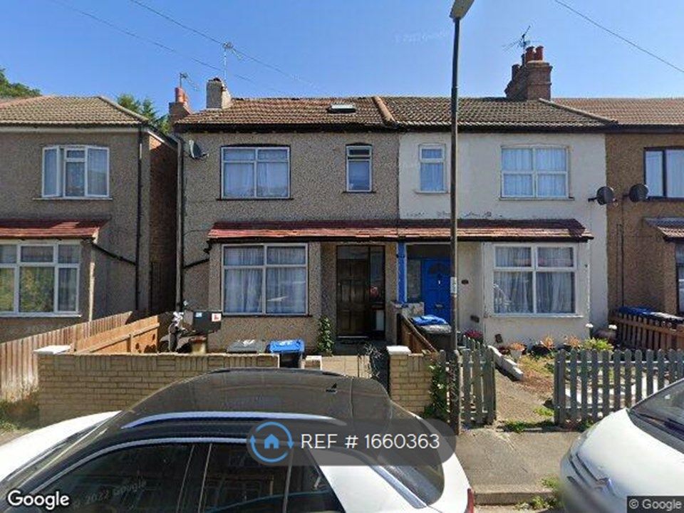 Room to rent in Russell Road, Mitcham CR4 Zoopla