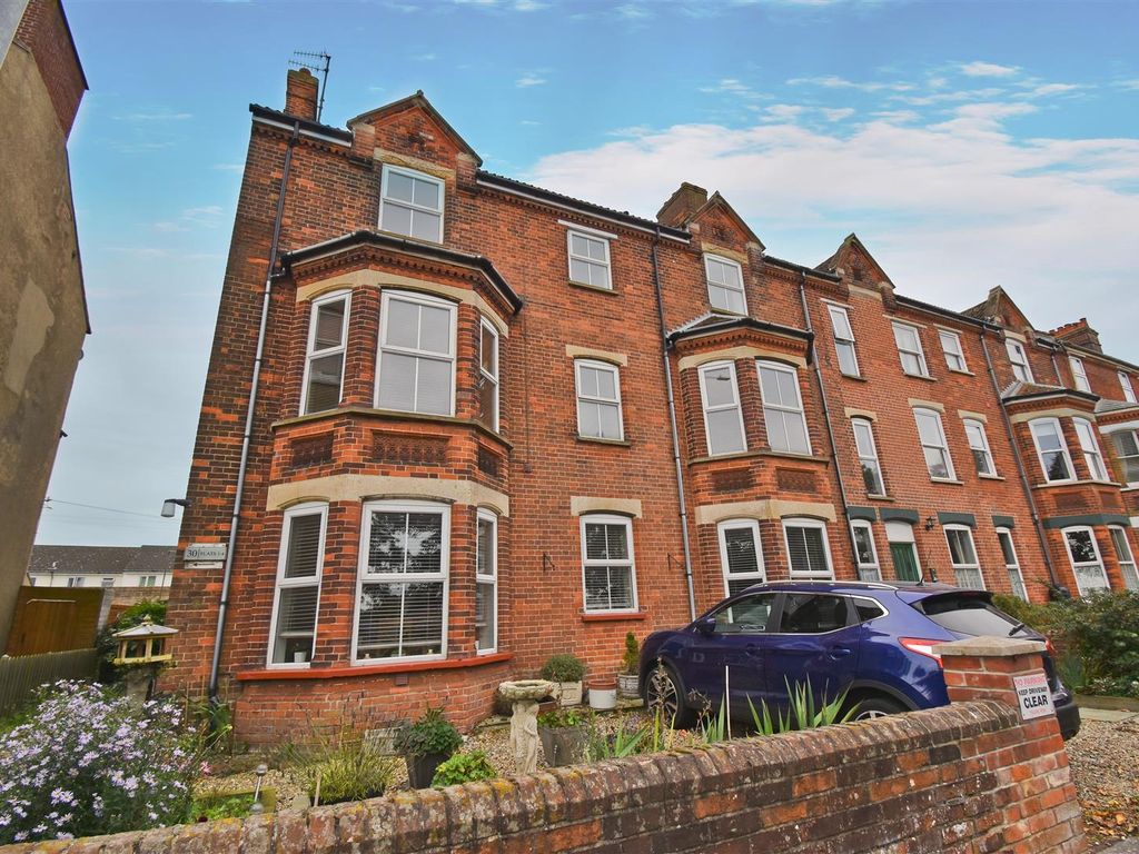 2 bed flat to rent in Cromer Road, Beeston Regis, Sheringham NR26, £925