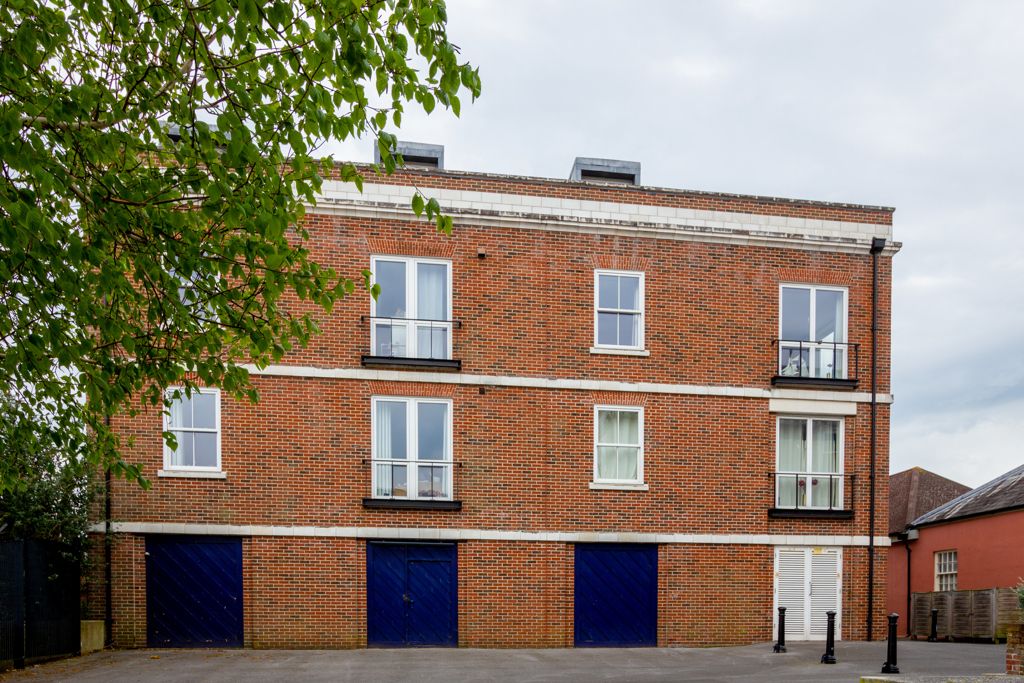 Retail premises for sale in The Brewhouse, Royal Clarence Marina