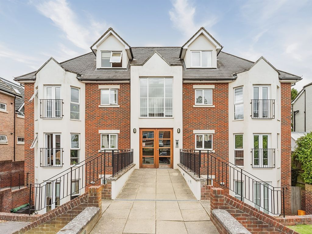 2 bed flat for sale in Paddockhall Road, Haywards Heath RH16, £265,000