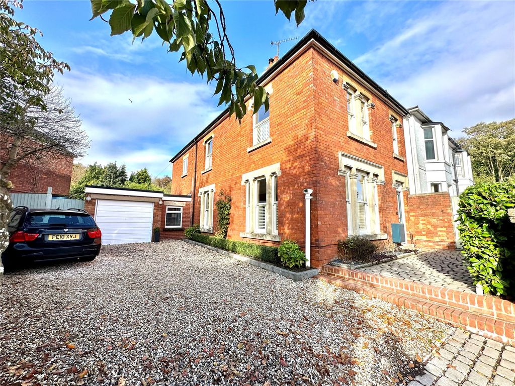 4 bed detached house for sale in Croft Road, Old Town, Swindon SN1, £