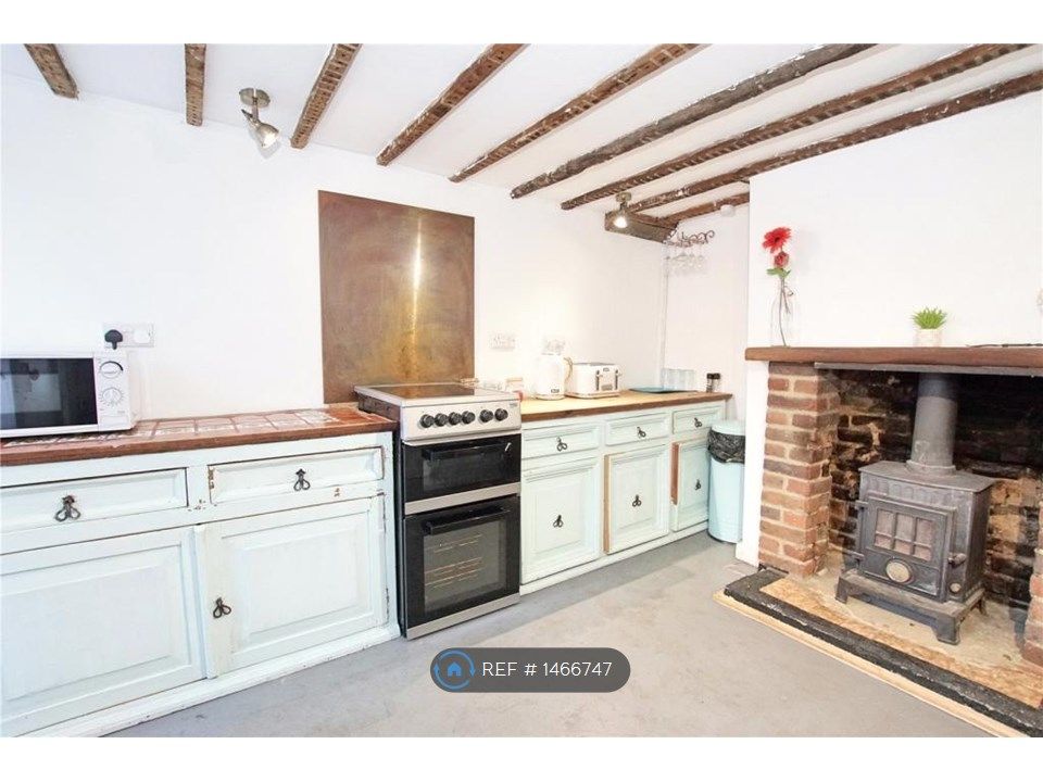 2 bed semidetached house to rent in High Street, Robertsbridge TN32