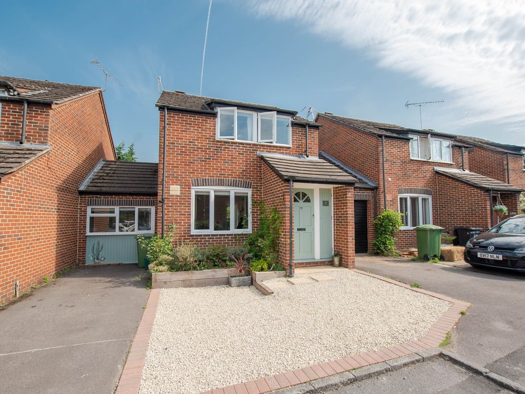 3 bed linkdetached house for sale in King James Way, HenleyOnThames