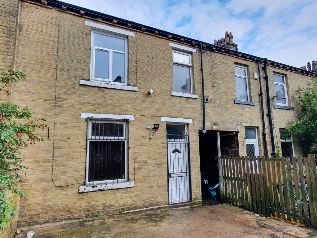 2 bed terraced house to rent in Watmough Street, Bradford BD7, £625 pcm