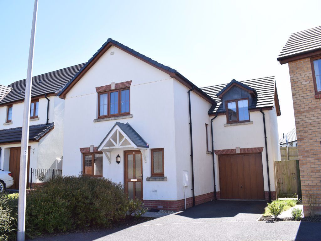 4 bed detached house to rent in Jubilee Close, Great Torrington, Devon