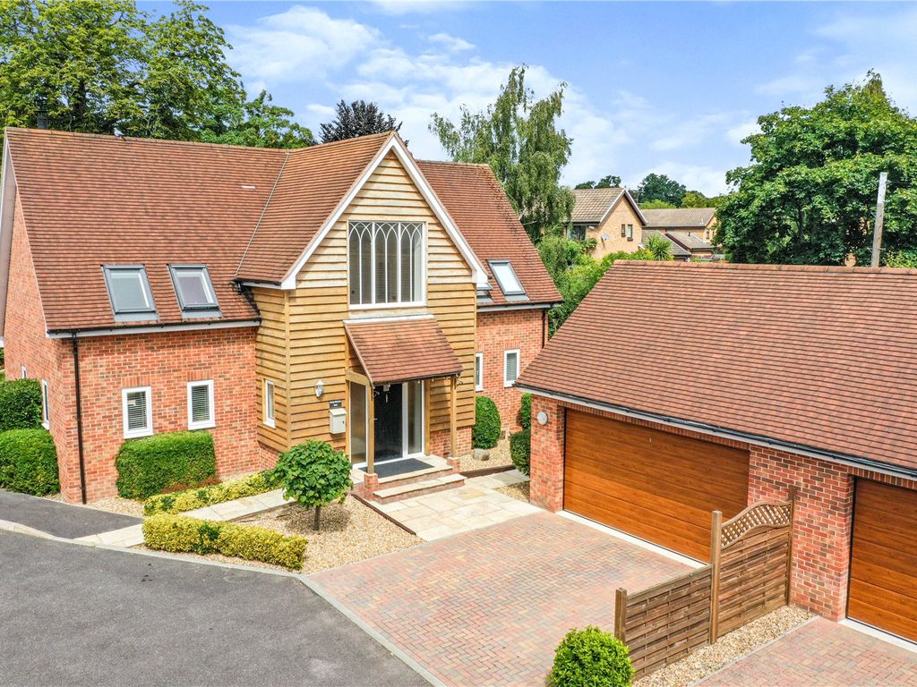 4 bed detached house for sale in Low Lane, Calcot, Reading, Berkshire