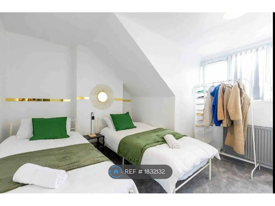 3 bed flat to rent in York Road, Leeds LS9, £2,500 pcm Zoopla