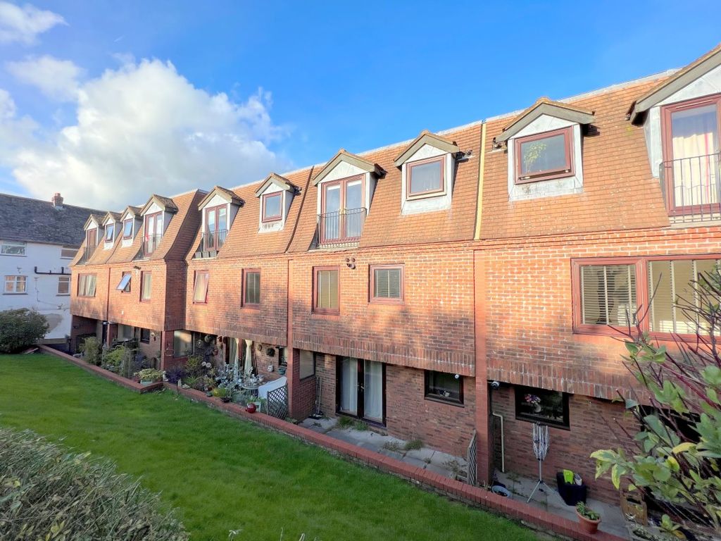 2 bed flat to rent in Hastings Road, Pembury, Tunbridge Wells TN2, £