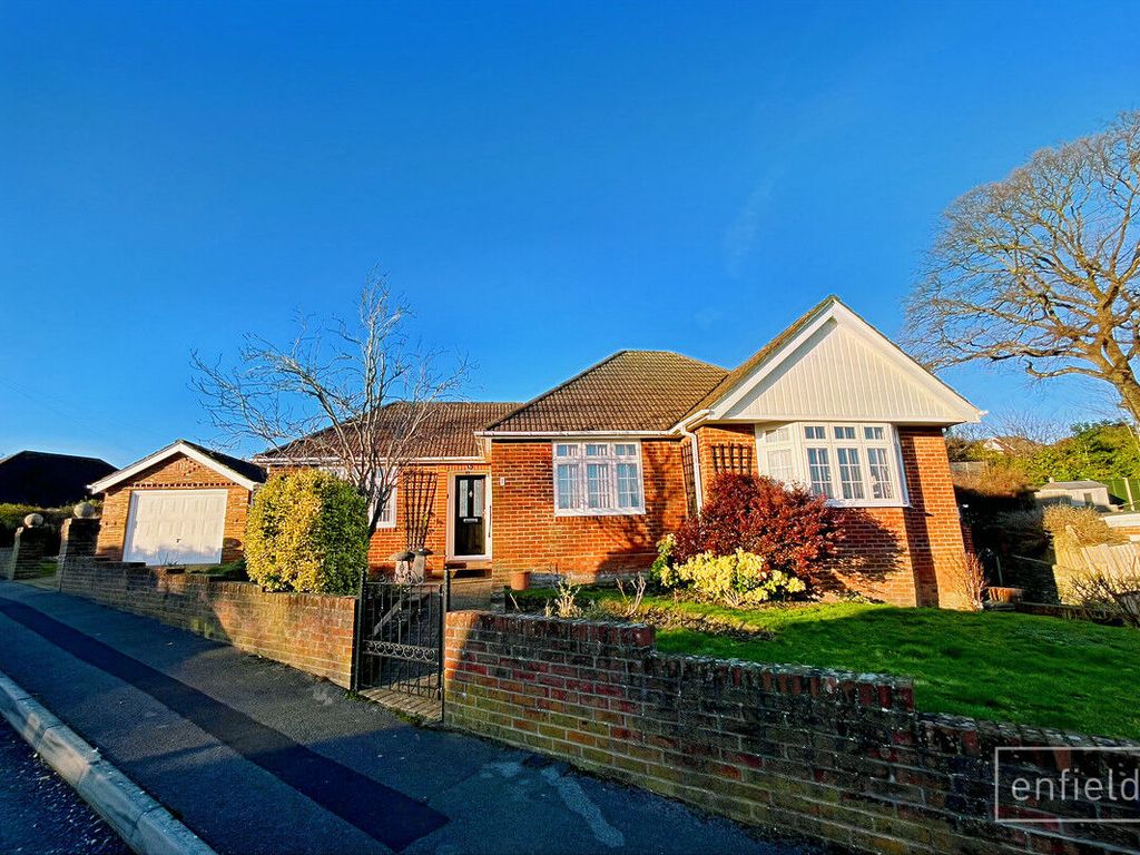 2 bed detached bungalow for sale in Lime Avenue, Southampton SO19, £
