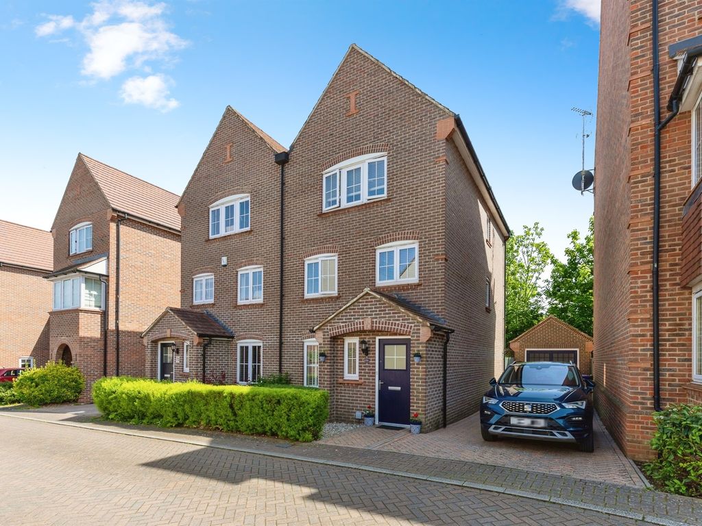 4 bed town house for sale in Lindsell Avenue, Letchworth Garden City
