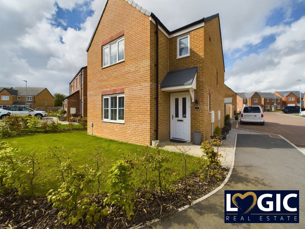 3 bed detached house for sale in Frobisher Avenue, Castleford