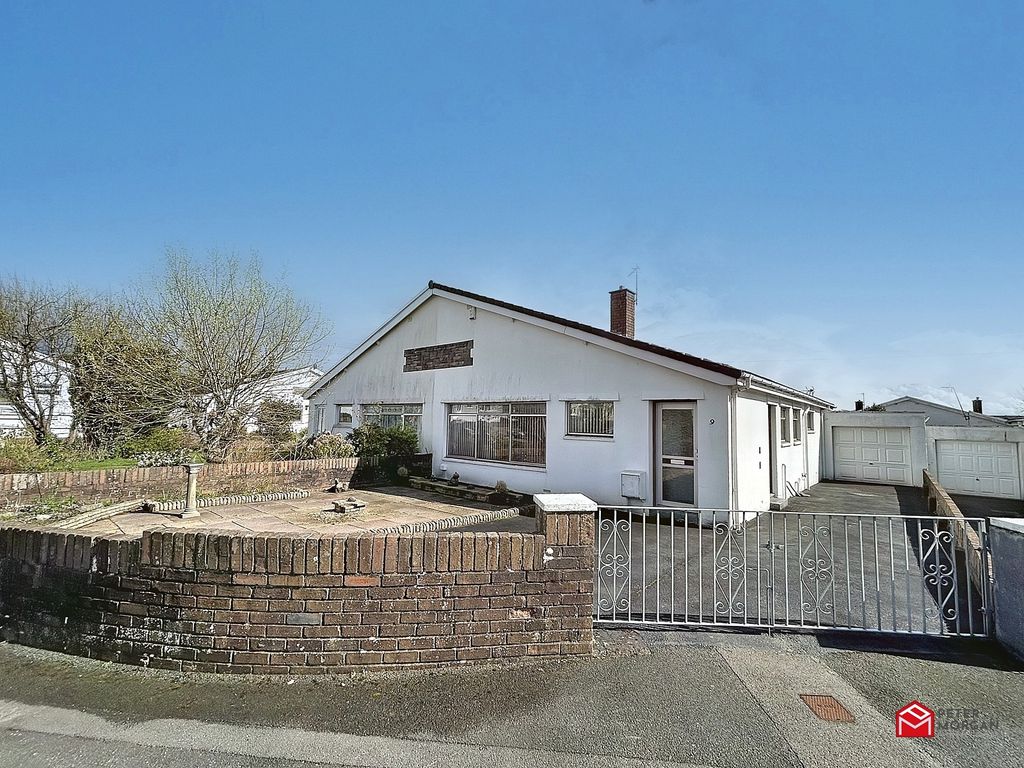 3 bed semidetached bungalow for sale in Castle View, Bridgend
